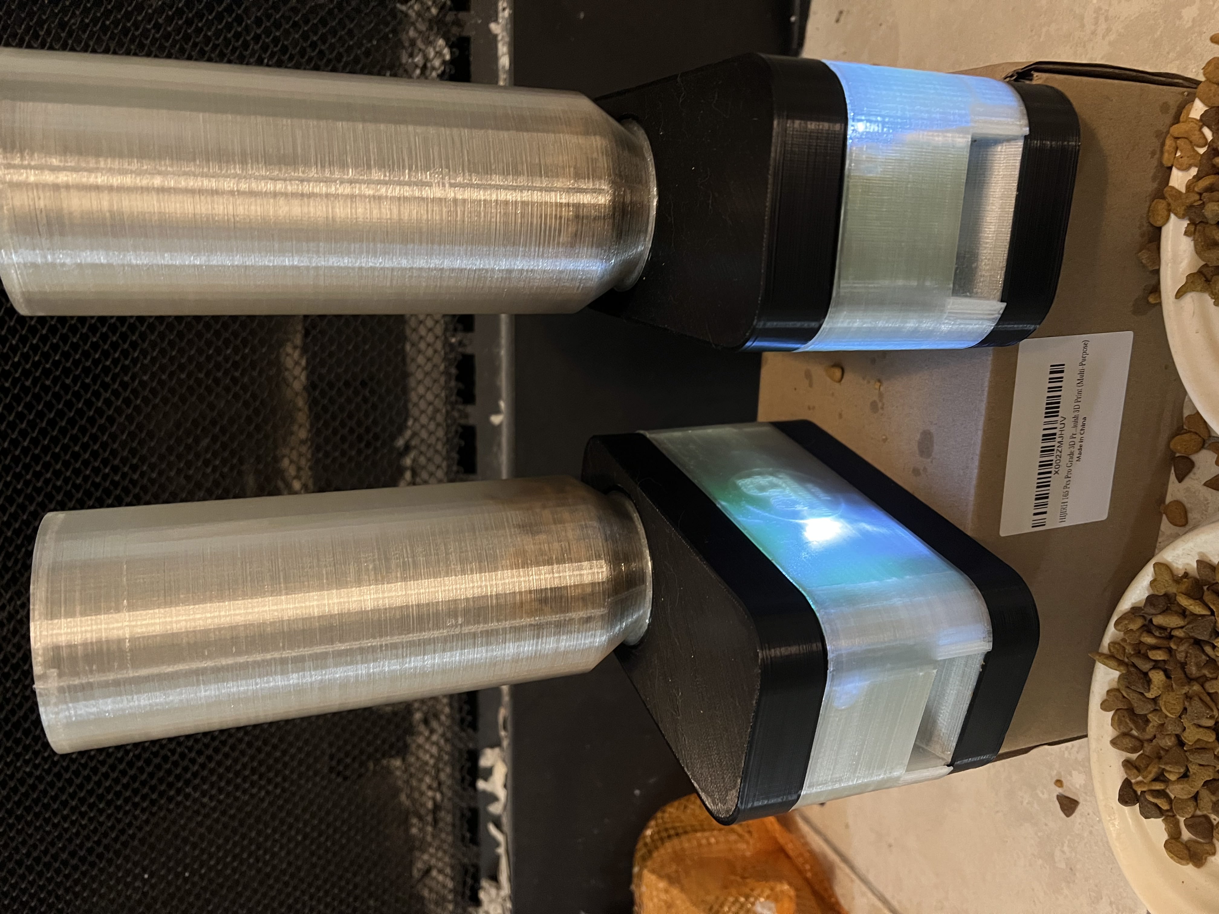 An ESP32 dispenses food automatically for the kitties