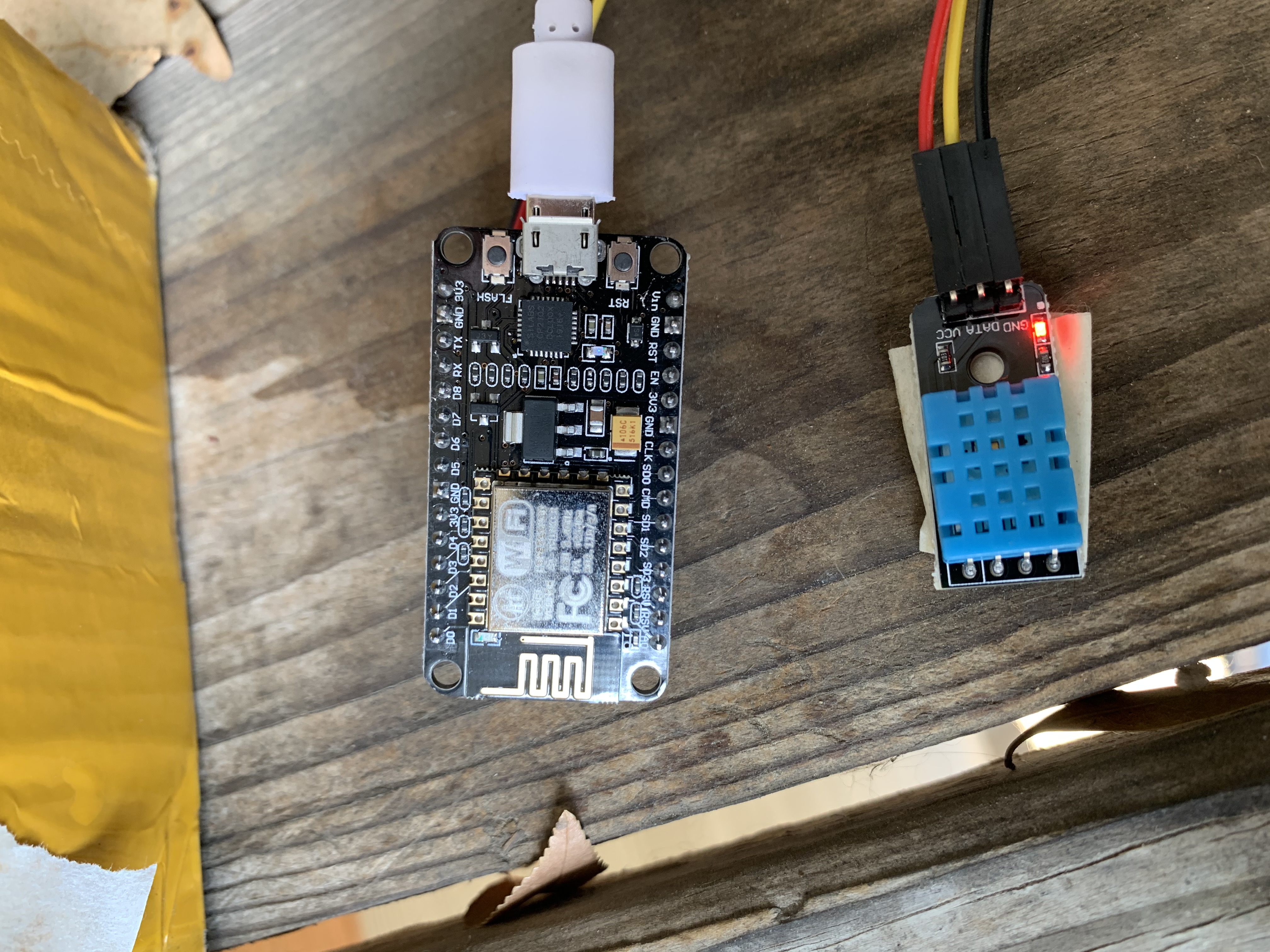 esp8266 recording temperature with the help of a dht11 temperature and humidity sensor